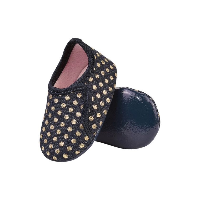 Na foto temos um lindo sapatinho de bebe super confortável feito em tecido na cor azul marinho com detalhes em bolinhas douradas, vem conferir!