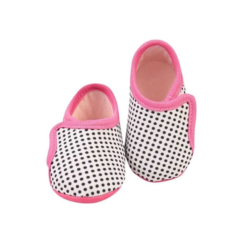 Na foto temos um lindo sapatinho de bebe super confortável feito em tecido, nas cores branco e rosa com detalhe em bolinhas pretas, Vem conferir!