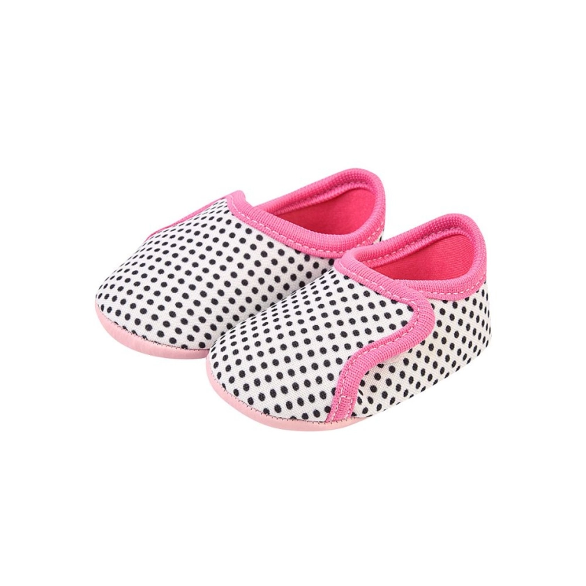 Na foto temos uma linda sapatilha para bebes super confortável feita em tecido na cor branco com detalhes em poá