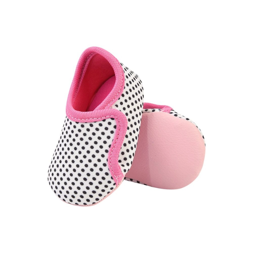 Na foto temos uma linda sapatilha para bebes super confortável feita em tecido na cor branco com detalhes em poá