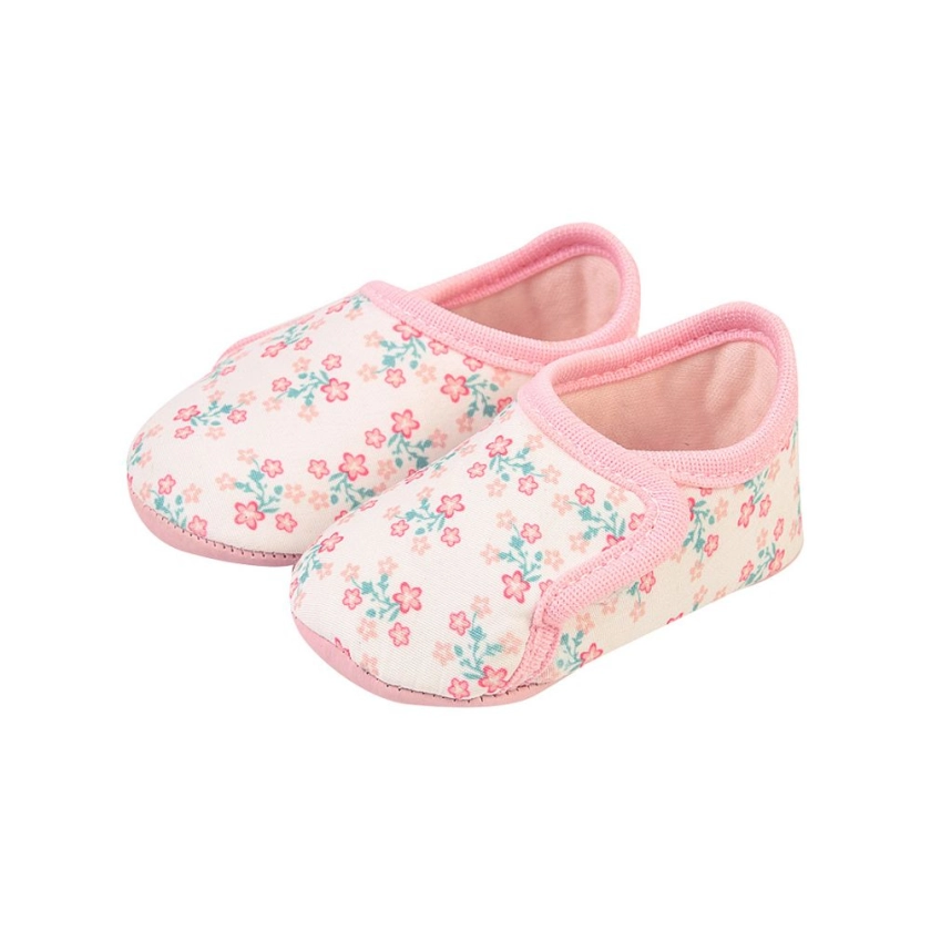Na foto temos um lindo sapatinho de bebe, trabalhado em tecido floral que trás todo um charme para o sapatinho, feito em tecido com solado em sintético e espuma, trazendo um maior conforto para os pézinhos dos bebês, ideal para os primeiros passos 