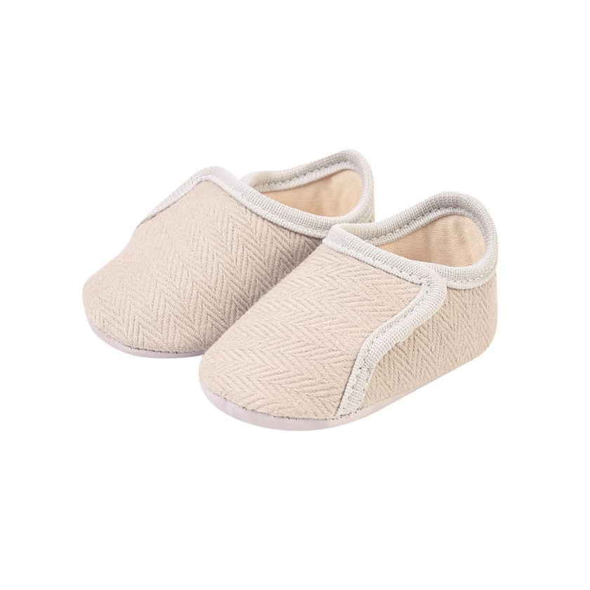 Na foto temos um sapatinho de bebe super confortavel feito em tecido na cor off white, vem conferir!