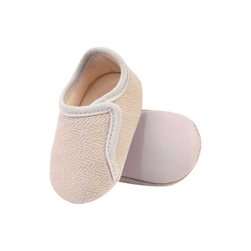 Na foto temos um sapatinho de bebe super confortavel feito em tecido na cor off white, vem conferir!
