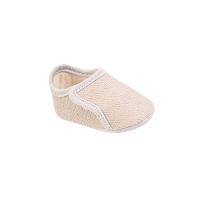 Na foto temos um sapatinho de bebe super confortavel feito em tecido na cor off white, vem conferir!