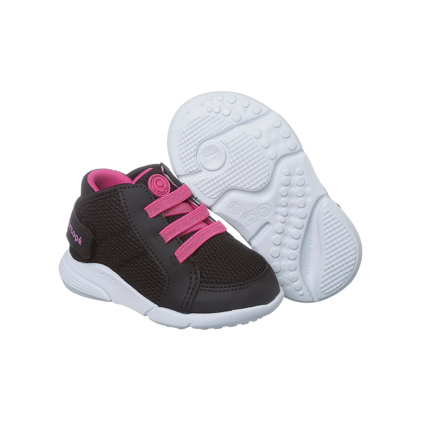 Na imagem temos um lindo tênis cano alto infantil feminino Ortopé nas cores preto e pink.