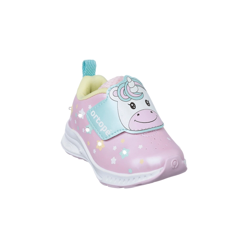 Na imagem temos um lindo tênis de led infantil feminino Ortopé na cor rosa, com estampa de unicórnio e luz de led aplicadas no cabedal.
