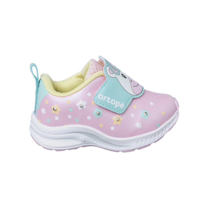 Na imagem temos um lindo tênis de led infantil feminino Ortopé na cor rosa, com estampa de unicórnio e luz de led aplicadas no cabedal.