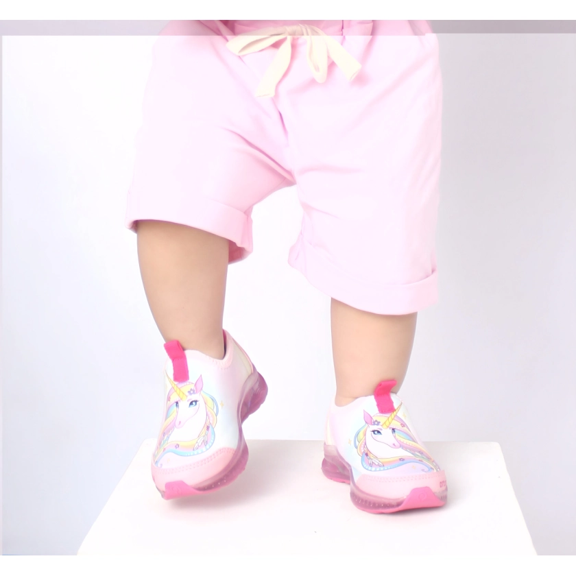 Tênis de Led Infantil Feminino Ortopé Power Light com estampa de unicórnio com calce fácil solado antiderrapante na cor pink