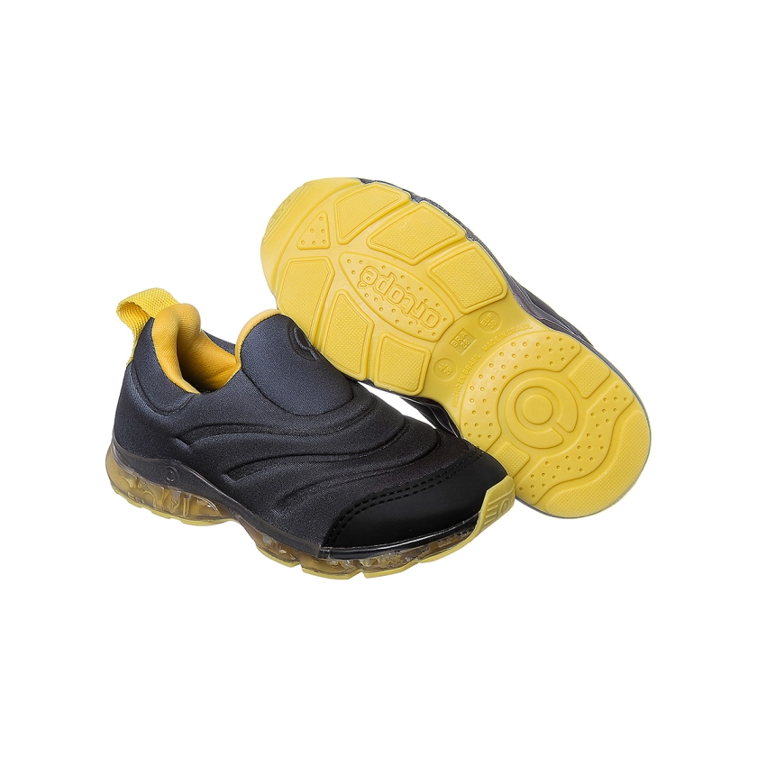 Na imagem temos um lindo tênis de led infantil masculino Ortopé calce fácil nas cores preto e amarelo.