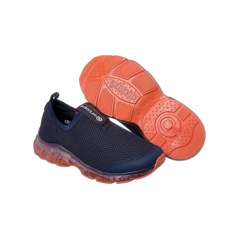 Na imagem temos um lindo tênis de led infantil masculino Ortopé calce fácil nas cores azul marinho e laranja.