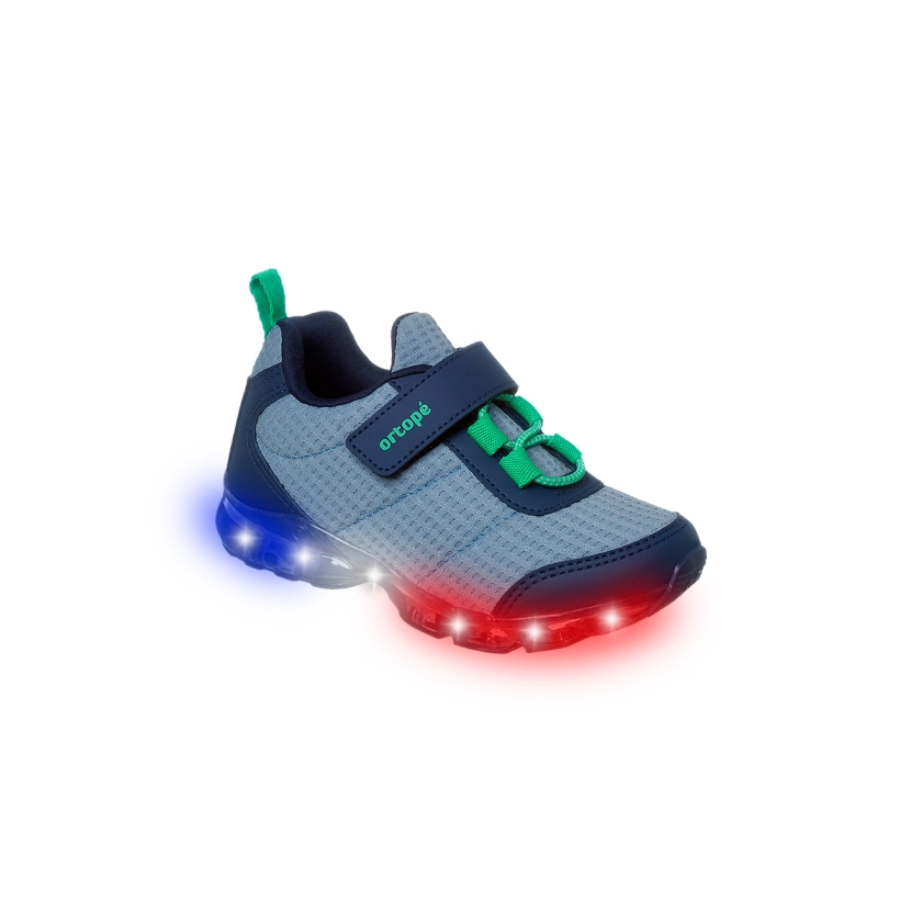 Na foto, temos um lindo Tênis de Led Infantil Masculino Ortopé Power Light Elástico Jeans, parte da encantadora linha Power Light, que combina luzinhas, design moderno e conforto. Confeccionado em Tecido/Polímero resistente, destaca-se pela Palmilha Gravidade Zero e Solado TR Emborrachado antiderrapante. O calce é prático com fita dupla aderente, disponível nos tamanhos do 25 ao 33. Dicas de cuidado incluem limpeza com pano úmido e sabão neutro, evitando alvejantes, e a não utilização de máquinas de lavar ou secadoras. #PisouPiscou#