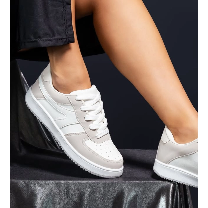 Na imagem temos o lindo tênis feminino Dijean flatform nas cores branco e cinza fechamento em cadarço.