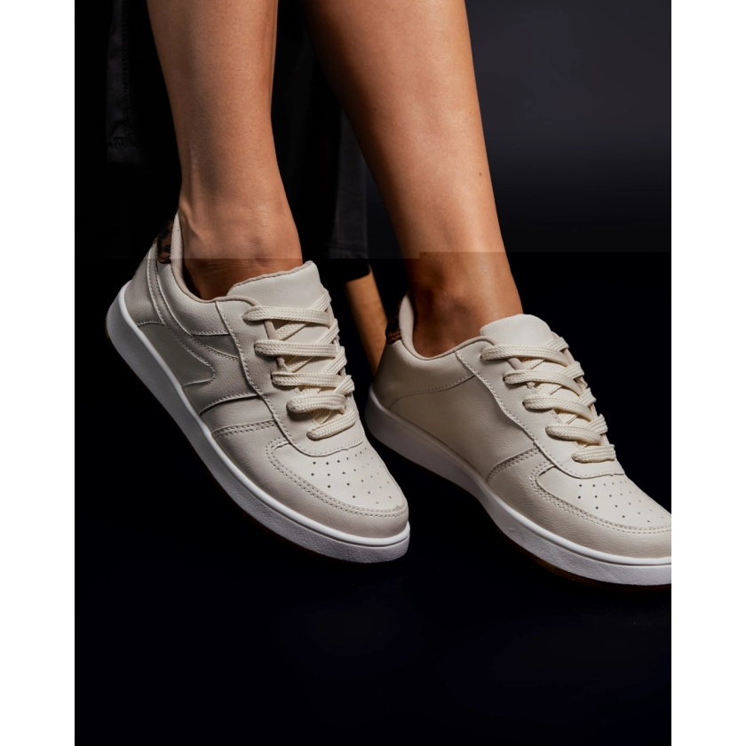 Na imagem temos o lindo tênis feminino dijean flatform com fecho em cadarço nas cores off white e detalhes em onça