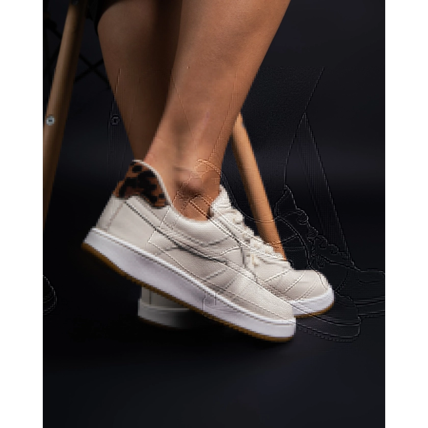 Na imagem temos o lindo tênis feminino dijean flatform com fecho em cadarço nas cores off white e detalhes em onça