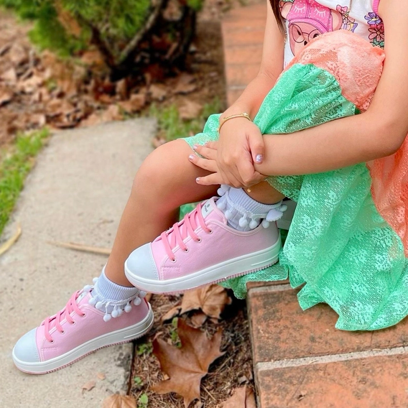 Na imagem temos uma linda menina calçando o têsnis infantil feminino Ortopé