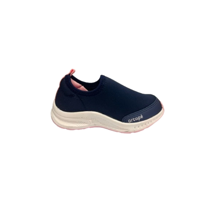Na foto temos o tênis Ortopé Dna Flex com calce fácil na cor marinho e rosa, super lindo, confortável e macio perfeito para o uso do dia-dia seja para brincadeira dos pequenos ou até mesmo para a escola.
