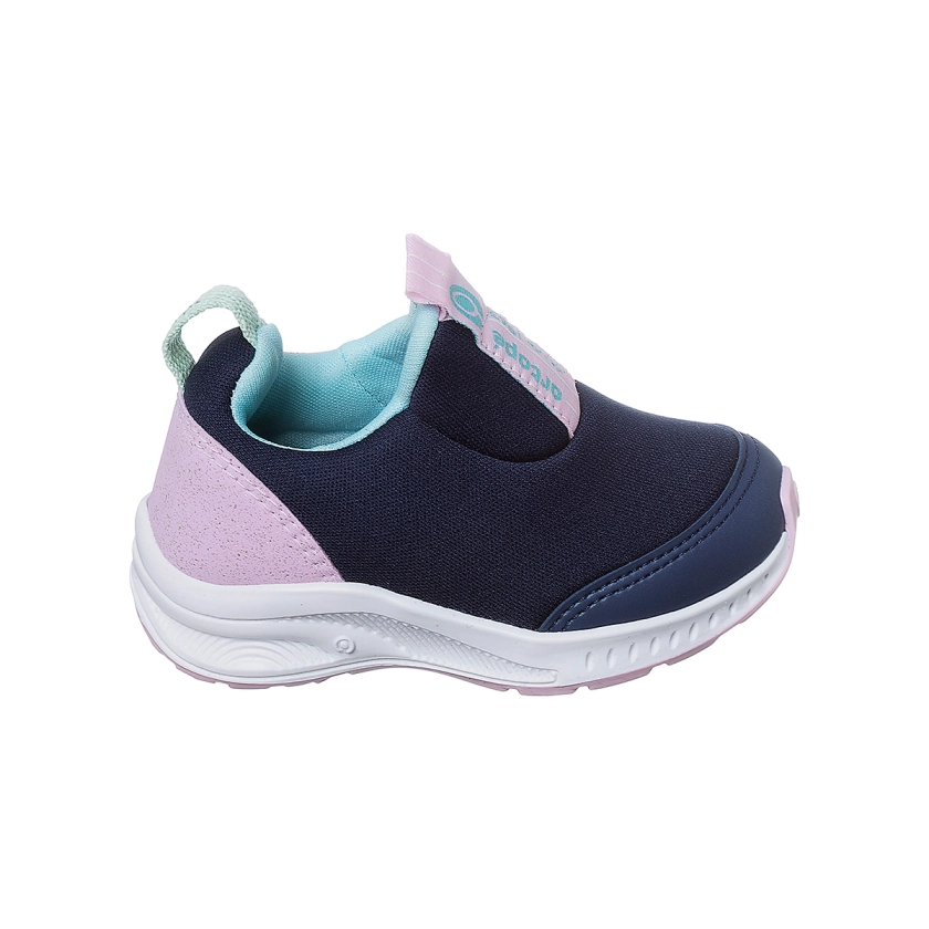 Na imagem temos um lindo tênis infantil feminino Ortopé nas cores azul marinho e rosa, calce fácil.