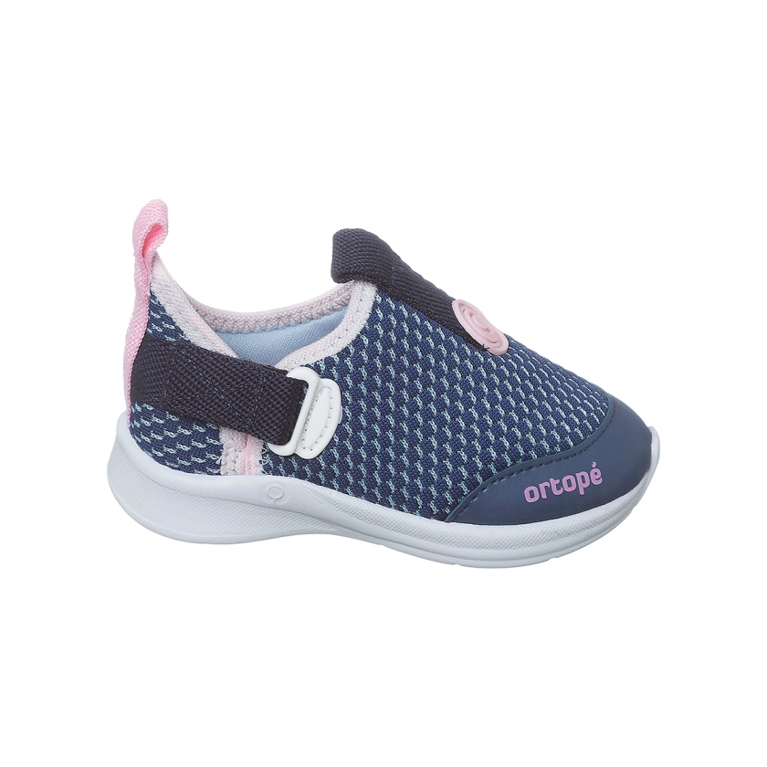 Na imagem temos um lindo tênis infantil feminino Ortopé feito em tecido nas cores azul marinho e rosa. Fecho lateral em velcro.