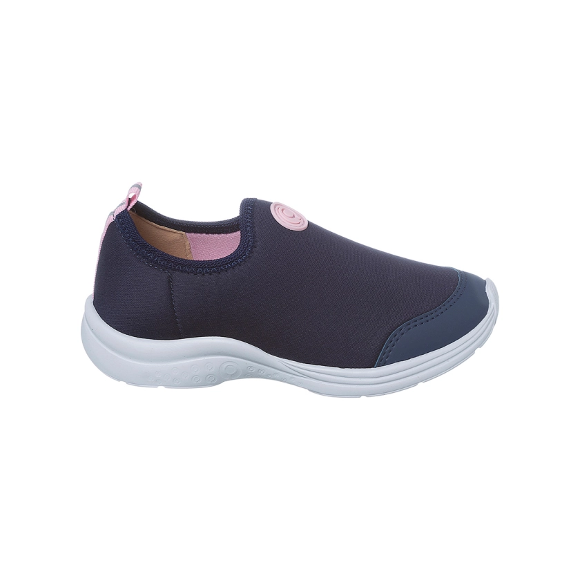 Na imagem temos um lindo tênis infantil feminino Ortopé com calce fácil nas cores azul marinho e rosa. Conforto, praticidade e estilo para os pezinhos.