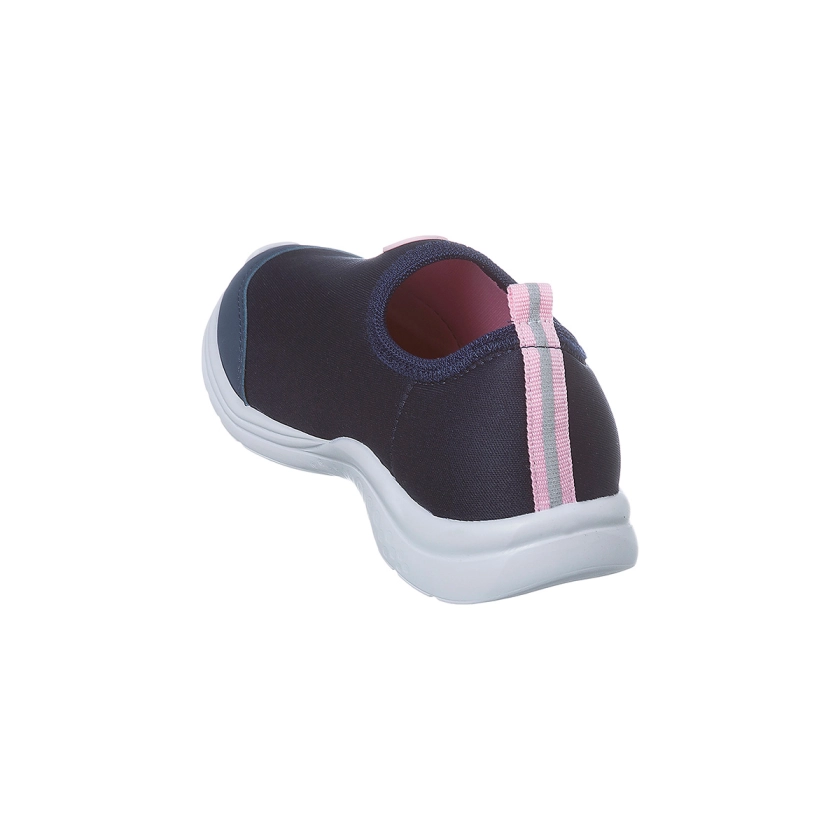 Na imagem temos um lindo tênis infantil feminino Ortopé com calce fácil nas cores azul marinho e rosa. Conforto, praticidade e estilo para os pezinhos.