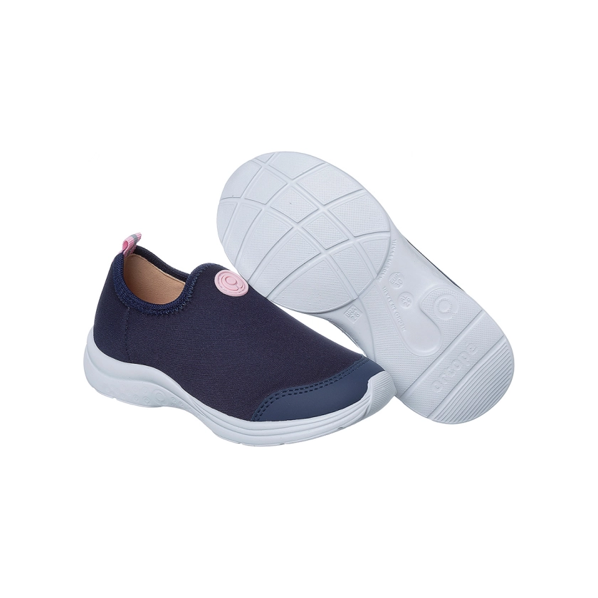 Na imagem temos um lindo tênis infantil feminino Ortopé com calce fácil nas cores azul marinho e rosa. Conforto, praticidade e estilo para os pezinhos.