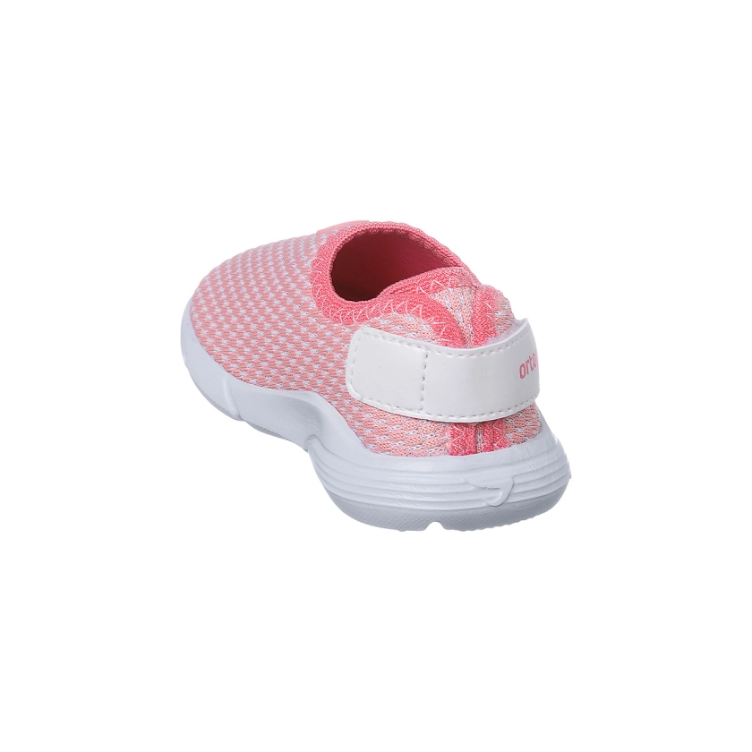 Na imagem temos um lindo tênis infantil feminino Ortopé na cor rosa. Fecho traseiro em velcro.