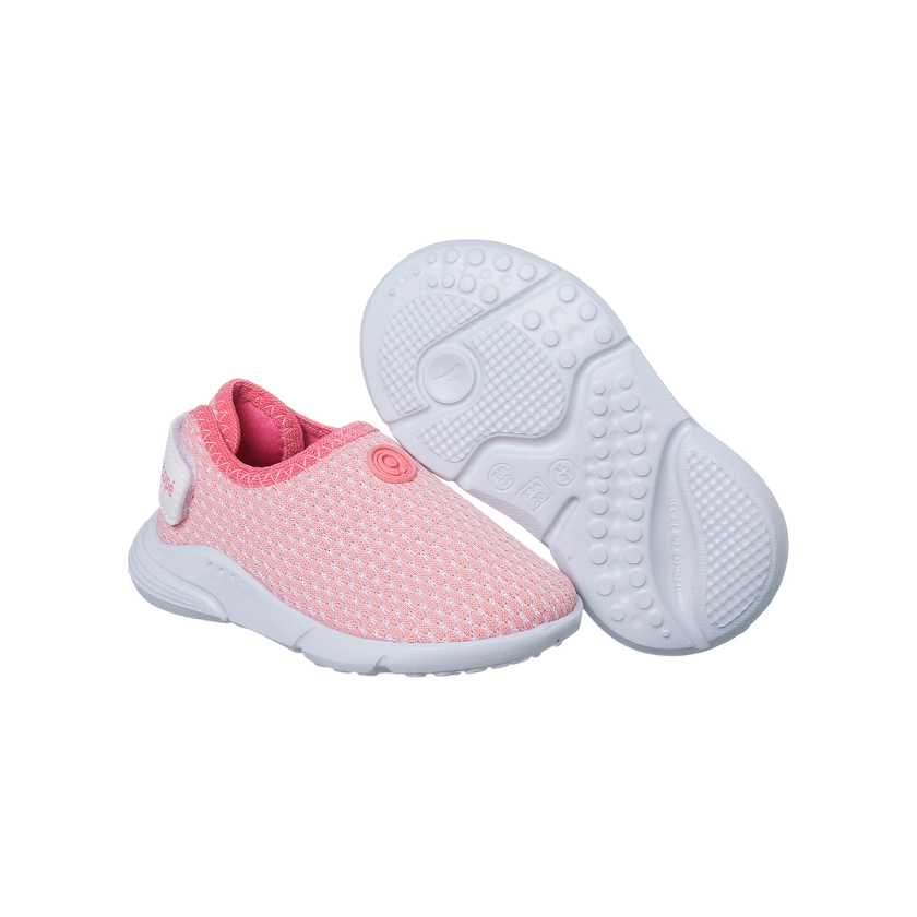 Na imagem temos um lindo tênis infantil feminino Ortopé na cor rosa. Fecho traseiro em velcro.