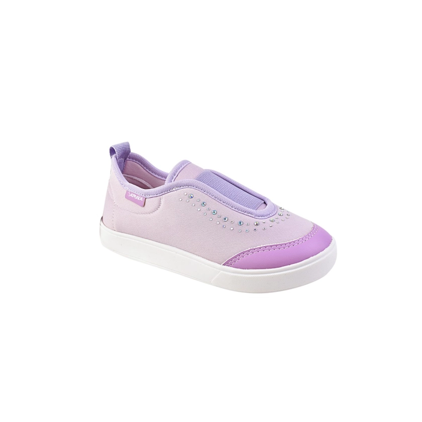 Na imagem temos um lindo tênis na cor lilás com detalhes em strass que deixa o tênis super fofo e delicado além de todo conforto que ele oferece