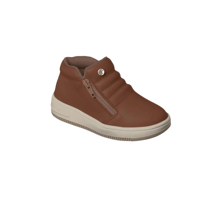 Na imagem, temos o Tênis Infantil Masculino Ortopé Bliss Boot Zíper Caramelo, que oferece uma combinação ideal de conforto e funcionalidade para os pequenos. Seu cabedal em tecido/polímero proporciona durabilidade e respirabilidade. O solado TR emborrachado garante tração e segurança em diversas superfícies. A palmilha Gravidade Zero, desenvolvida com tecnologia espacial, possui memória de expansão, absorve impactos e mantém a pele livre de fungos e bactérias. Disponível nos tamanhos 24 ao 34, este tênis é perfeito para acompanhar as aventuras diárias dos meninos com estilo e proteção.