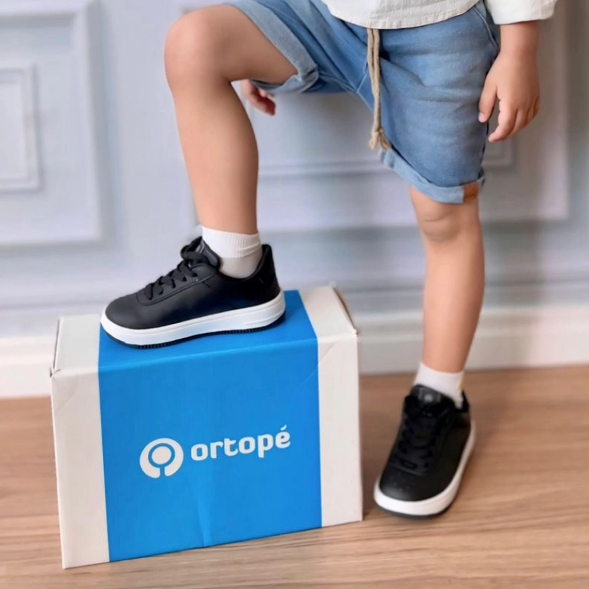  Na foto, apresentamos o Tênis Infantil Masculino Bliss com Cadarço Preto, uma opção elegante e funcional para os pequenos. Seu cabedal em polímero proporciona durabilidade e resistência, enquanto o solado em TR antiderrapante garante segurança em diferentes superfícies. Com a palmilha de gravidade zero, este tênis oferece conforto excepcional para os pés das crianças, combinando estilo e praticidade em cada passo.