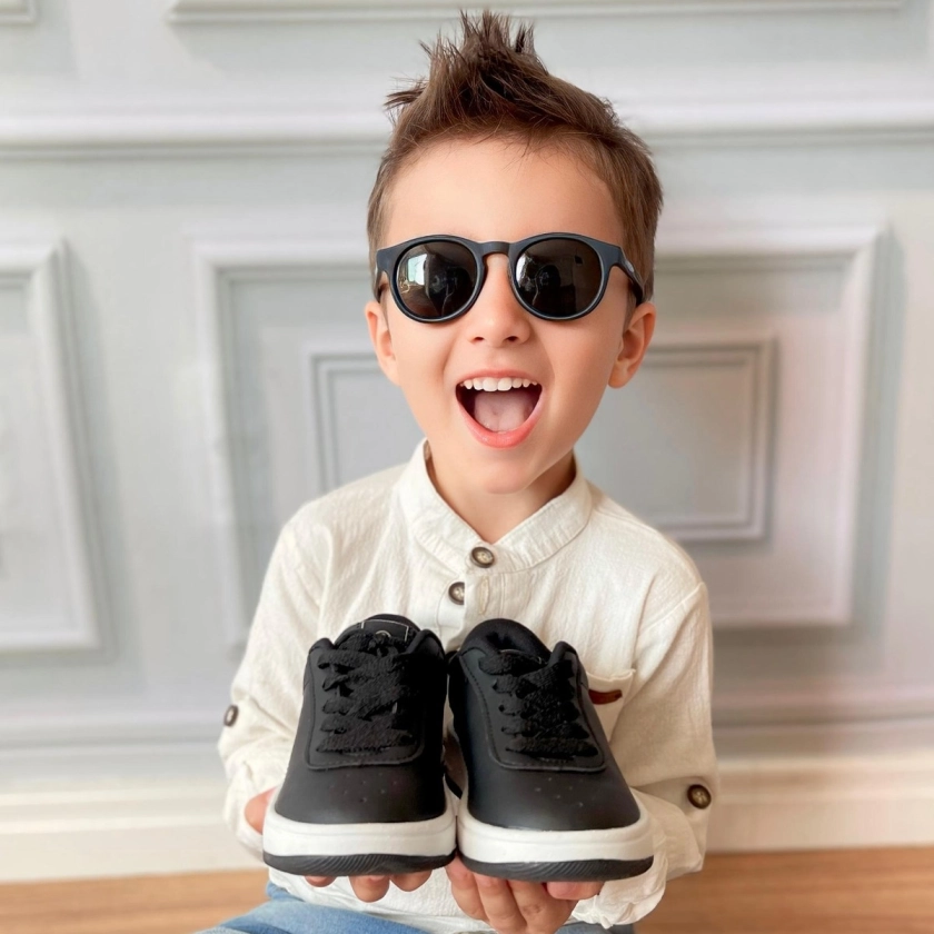  Na foto, apresentamos o Tênis Infantil Masculino Bliss com Cadarço Preto, uma opção elegante e funcional para os pequenos. Seu cabedal em polímero proporciona durabilidade e resistência, enquanto o solado em TR antiderrapante garante segurança em diferentes superfícies. Com a palmilha de gravidade zero, este tênis oferece conforto excepcional para os pés das crianças, combinando estilo e praticidade em cada passo.