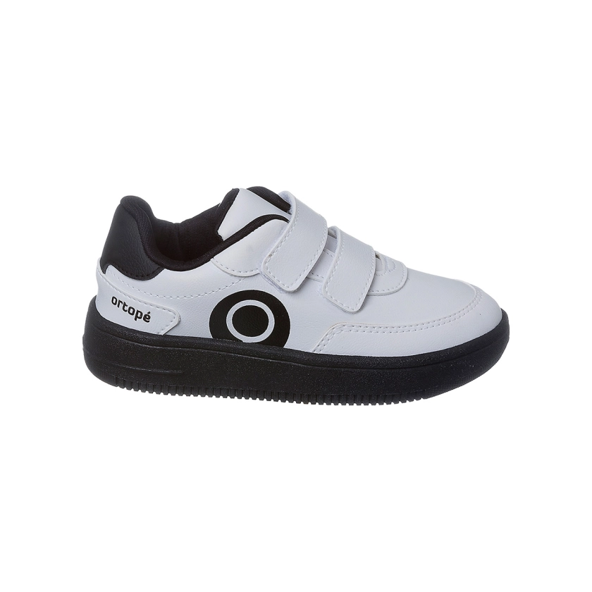 Na imagem temos um lindo tênis infantil masculino Ortopé nas cores preto e branco com calce prático através de fita dupla em velcro.