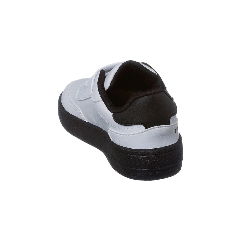 Na imagem temos um lindo tênis infantil masculino Ortopé nas cores preto e branco com calce prático através de fita dupla em velcro.