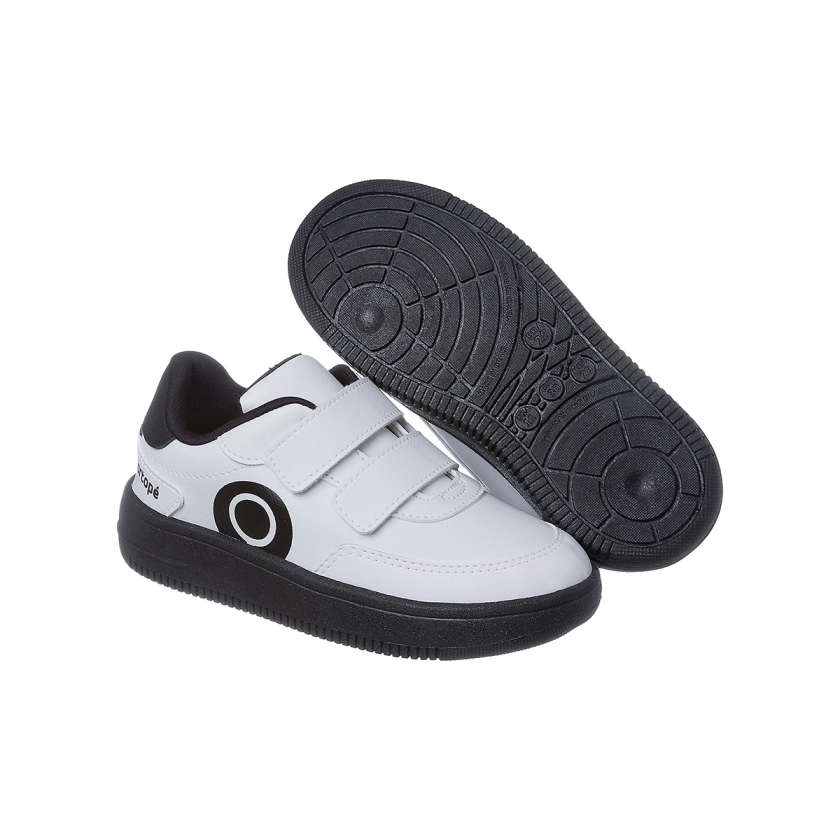 Na imagem temos um lindo tênis infantil masculino Ortopé nas cores preto e branco com calce prático através de fita dupla em velcro.
