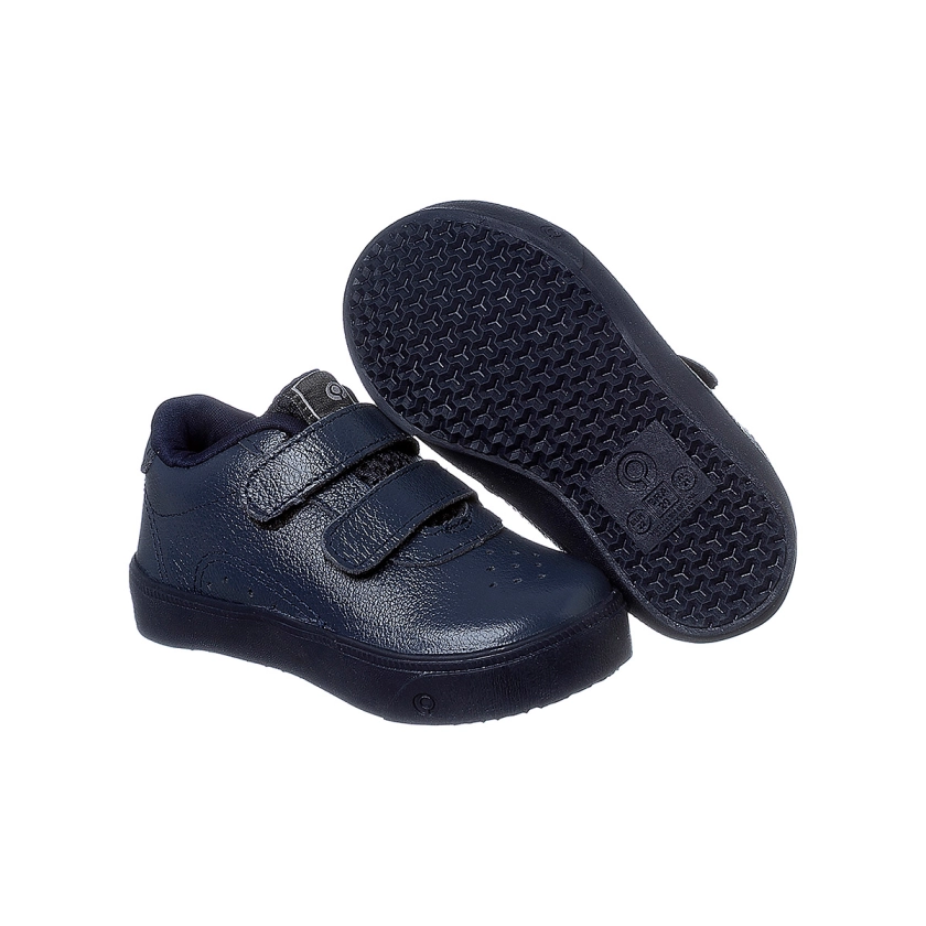 Na imagem temos um lindo tênis infantil Ortopé todo na cor azul marinho com calce prático através de duas tiras em velcro.