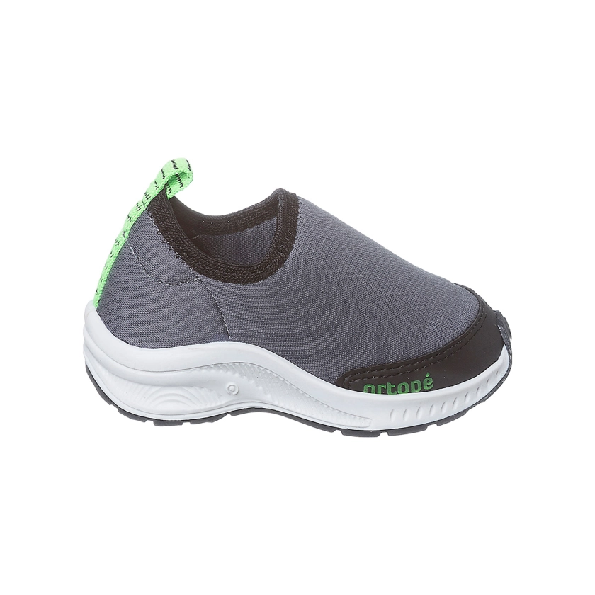 Na imagem temos um lindo tênis infantil masculino Ortopé calce fácil na cor cinza.