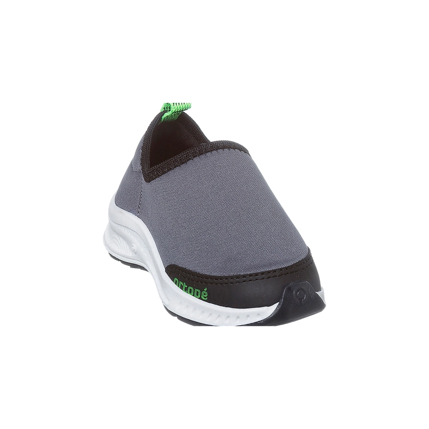 Na imagem temos um lindo tênis infantil masculino Ortopé calce fácil na cor cinza.