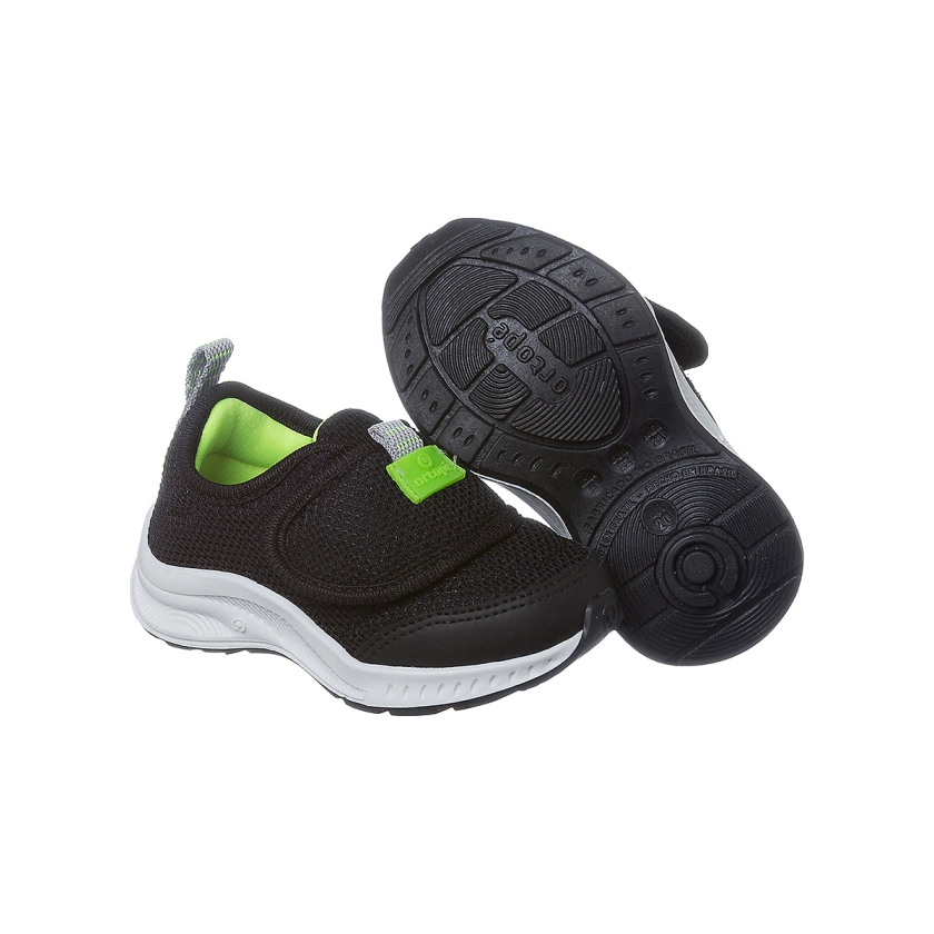 Na imagem temos um lindo tênis infantil masculino Ortopé calce prático através de velcro na cor preta.