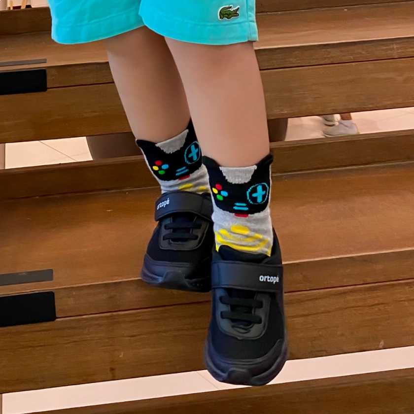 Meninos usando tenis DNA preto