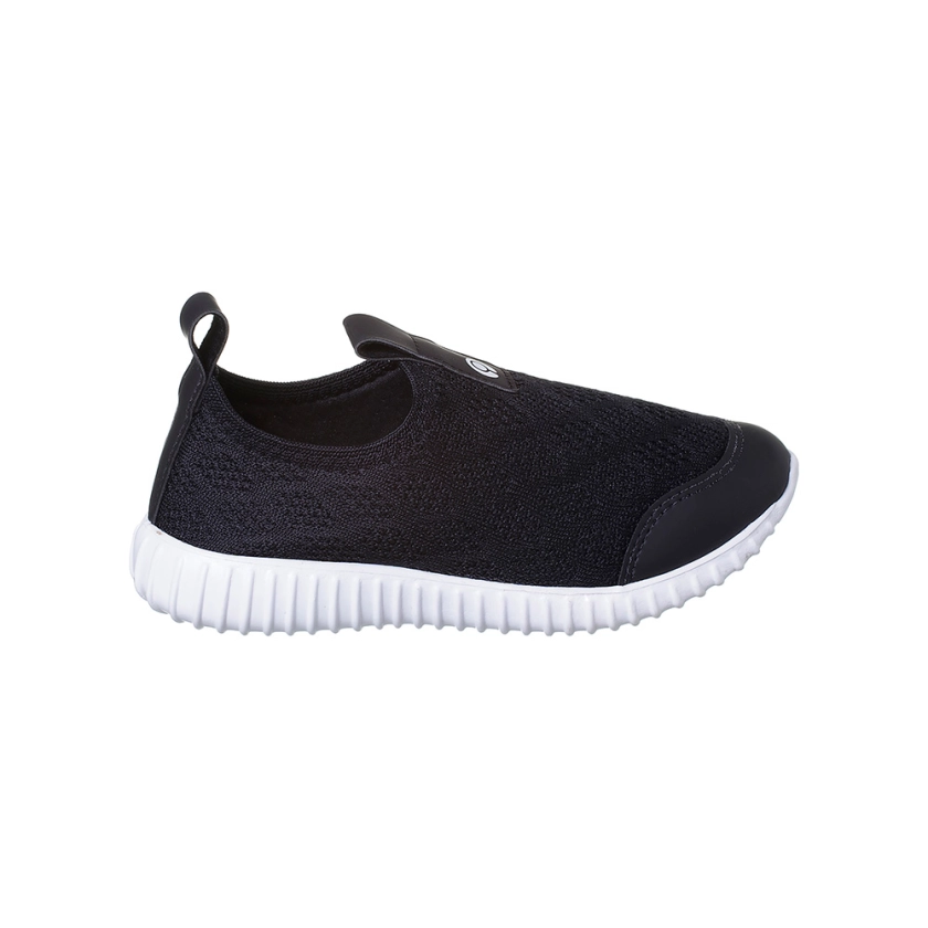 Na imagem, temos um lindo tênis infantil masculino Ortopé Like preto. Este calçado destaca-se pelo seu design slip-on, que facilita o calce e a retirada, tornando-o perfeito para a rotina das crianças. O cabedal é confeccionado em tecido polímero, proporcionando conforto e ventilação, além de um visual moderno e versátil. O solado é feito de TR emborrachado, garantindo durabilidade e aderência ao caminhar, o que é ideal para crianças ativas, oferecendo segurança e estabilidade em diversas superfícies. Um detalhe em verde neon na parte interna adiciona um toque de cor e estilo. Este tênis é ideal para o dia a dia, atividades escolares e momentos de lazer, combinando conforto e praticidade com um visual estiloso. A marca Ortopé, reconhecida pela qualidade e inovação em calçados infantis, assegura que os pés dos pequenos estejam sempre bem cuidados.