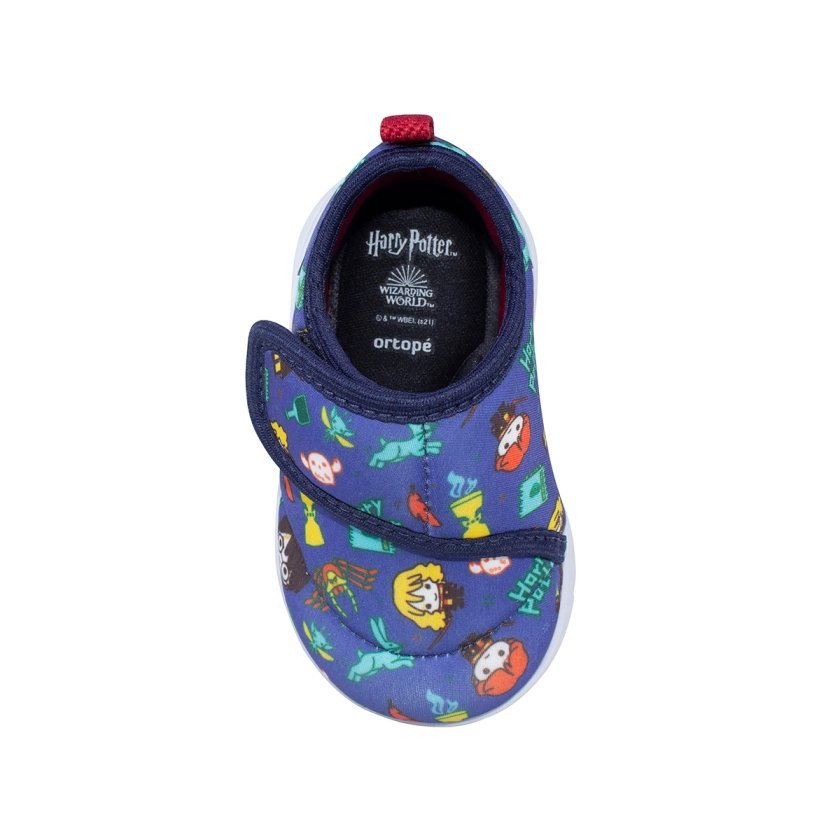 Lindo tênis infantil masculino todo na cor azul marinho com solado na cor branca. Linda e divertida estampa de personagens do filme Harry Potter. Calce através de velcro.