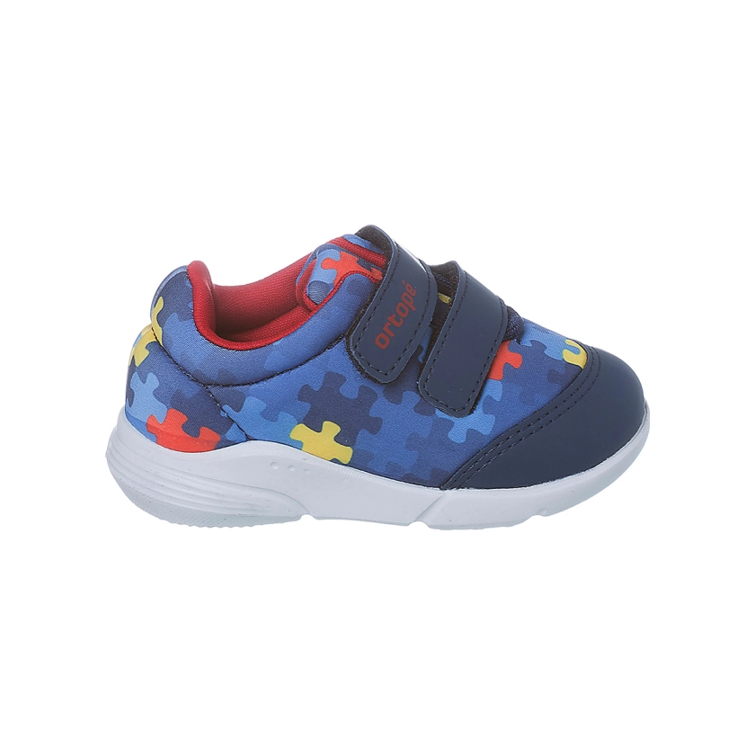 Na imagem temos um lindo tênis infantil na cor azul marinho e colorido com estampa de quebra-cabeça, divertida e super linda! Calce prático através de velcro.
