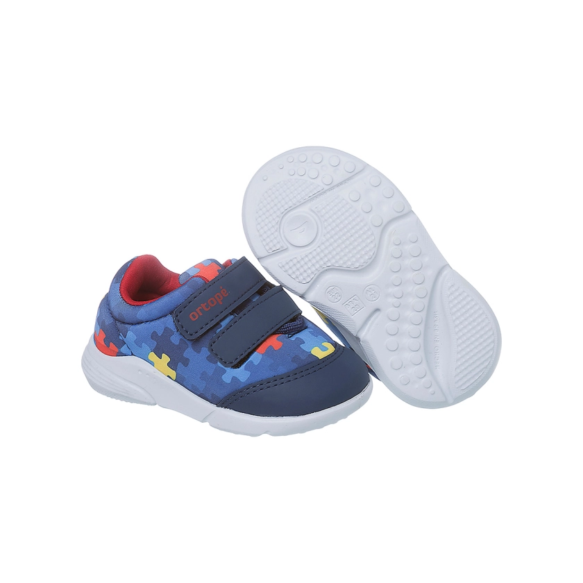 Na imagem temos um lindo tênis infantil na cor azul marinho e colorido com estampa de quebra-cabeça, divertida e super linda! Calce prático através de velcro.