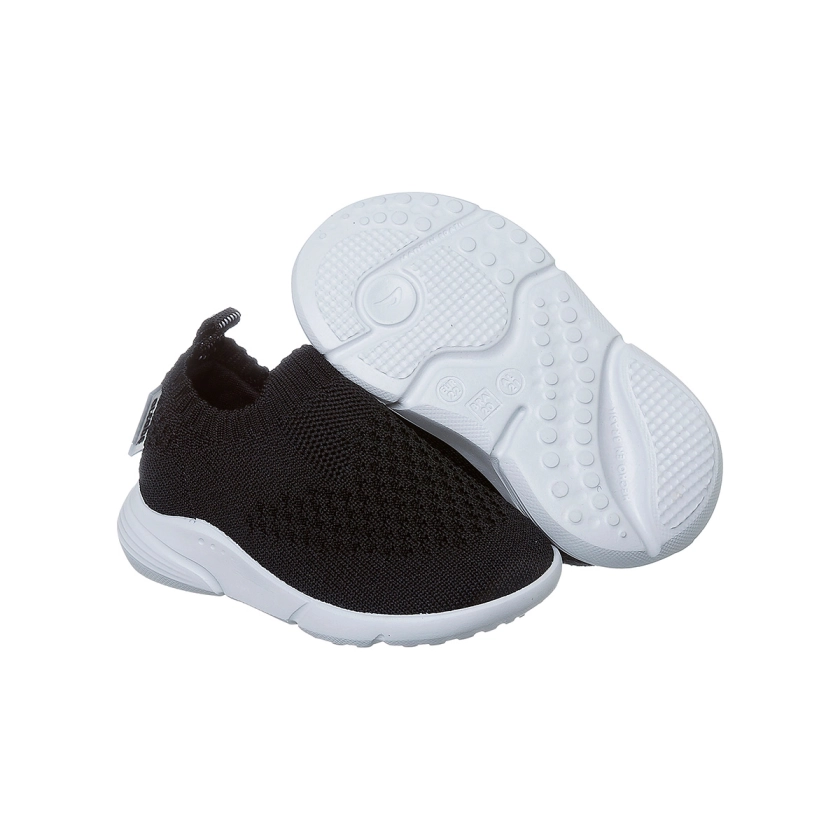 Na imagem temos um lindo tênis infantil Ortopé feito em tecido knit calce fácil na cor preta.