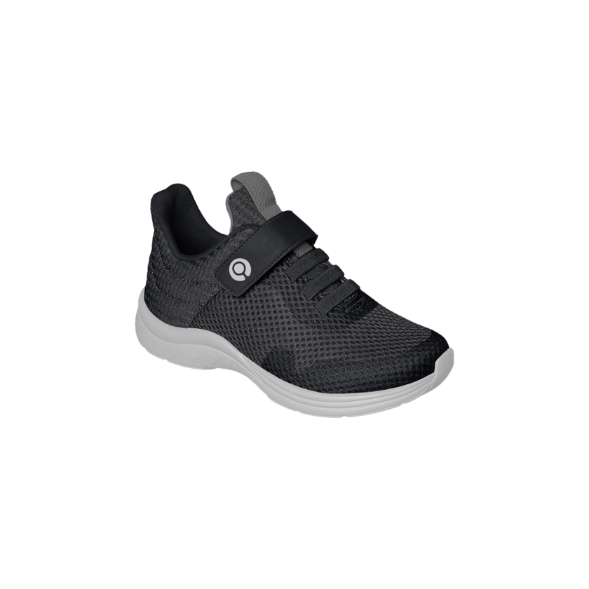 Na foto, apresentamos o encantador Tênis Masculino Infantil Ortopé Joy Comfy Fita Aderente Preto, uma escolha perfeita para acompanhar as crianças em suas animadas aventuras diárias. Este tênis, cuidadosamente projetado pela Ortopé, oferece estilo, conforto e praticidade, atendendo às diversas necessidades dos pezinhos em crescimento. O cabedal é confeccionado em tecido e polímero, proporcionando um design atraente com relevos e detalhes únicos. O elástico redondo aplicado no cabedal não só adiciona estilo, mas também facilita o calce. O forro em tecido, com uma espuma macia, assegura conforto a cada passo. A palmilha Gravidade Zero, com tecnologia espacial e memória de expansão, absorve impactos e mantém a pele protegida contra fungos e bactérias. O solado em EVA, além de super leve, é flexível e macio, oferecendo o suporte necessário para os movimentos ativos das crianças. O fechamento prático com fita aderente torna o calce rápido e simples, ideal para a rotina agitada dos pequenos exploradores. Além do design atraente e do conforto inigualável, o Tênis Ortopé Joy Comfy também vem com dicas valiosas de cuidado. Recomenda-se a limpeza apenas com pano úmido e sabão neutro, evitando o uso de alvejantes que possam danificar o calçado. É importante destacar que a lavagem na máquina não é aconselhável, garantindo a durabilidade e a integridade do tênis infantil. Em resumo, o Tênis Masculino Infantil Ortopé Joy Comfy é a escolha ideal para garantir que as crianças estejam não apenas na moda, mas também confortáveis e seguras durante suas brincadeiras e atividades do dia a dia.