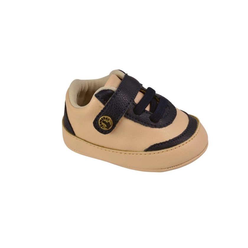 Tênis RN Masculino Sameka Elástico Amêndoa: conforto e proteção para recém-nascidos, com fechamento em velcro e elástico. Forro macio e espuma interna que protege o calcanhar. Detalhe em rebite ouro velho e embalagem presenteável.
