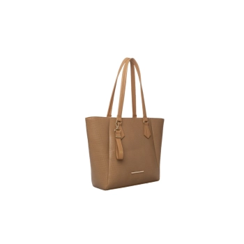 Na imagem temos uma linda Bolsa Feminina Rafitthy Tote Bag, a famosa bolsa sacola, ideal para quem busca praticidade e estilo. Confeccionada em material sintético de alta qualidade, ela possui textura discreta e um elegante tom Banoffee Creme, que confere um visual suave e sofisticado. Com alças longas e confortáveis para usar no ombro, essa bolsa oferece medidas de 26x32x12 cm, garantindo um amplo espaço interno para carregar todos os itens essenciais do dia a dia. Além disso, conta com bolso interno para maior organização. Os detalhes dourados, como o logotipo e o chaveiro decorativo, completam o design sofisticado e funcional.