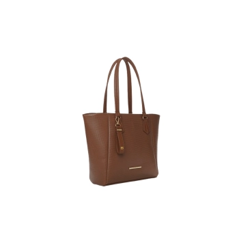 Na imagem temos uma linda Bolsa Feminina Rafitthy Tote Bag, a famosa bolsa sacola, ideal para quem busca praticidade e estilo. Confeccionada em material sintético de alta qualidade, ela possui textura discreta e um elegante tom marrom. Com alças longas e confortáveis para usar no ombro, essa bolsa oferece medidas de 26x32x12 cm, garantindo um amplo espaço interno para carregar todos os itens essenciais do dia a dia. Além disso, conta com bolso interno para maior organização. Os detalhes dourados, como o logotipo e o chaveiro decorativo, completam o design sofisticado e funcional.