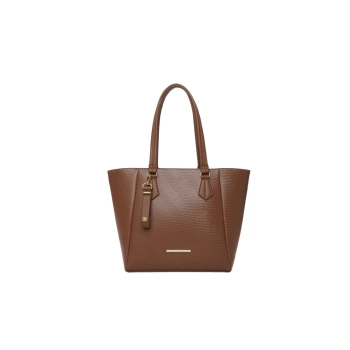 Na imagem temos uma linda Bolsa Feminina Rafitthy Tote Bag, a famosa bolsa sacola, ideal para quem busca praticidade e estilo. Confeccionada em material sintético de alta qualidade, ela possui textura discreta e um elegante tom marrom. Com alças longas e confortáveis para usar no ombro, essa bolsa oferece medidas de 26x32x12 cm, garantindo um amplo espaço interno para carregar todos os itens essenciais do dia a dia. Além disso, conta com bolso interno para maior organização. Os detalhes dourados, como o logotipo e o chaveiro decorativo, completam o design sofisticado e funcional.