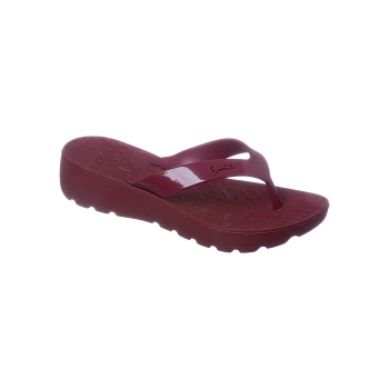 Na imagem temos um chinelo dijean feminino bordo com salto de aproximadamente 4 cm. Conforto e estilo para os pés.